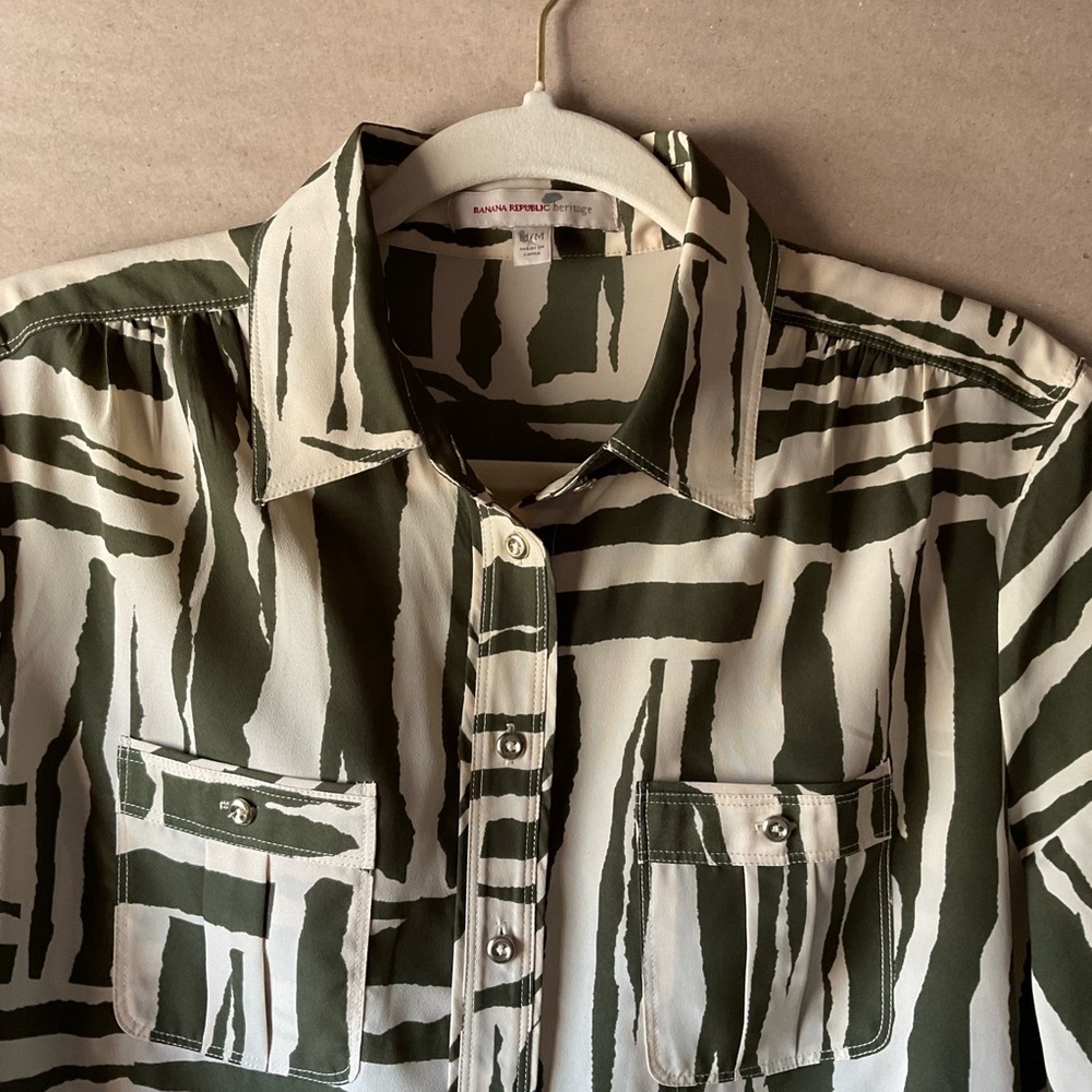 Banana Republic Heritage shirt. Olive and Cream Patterned. Front pockets. Size M - Picture 5 of 12